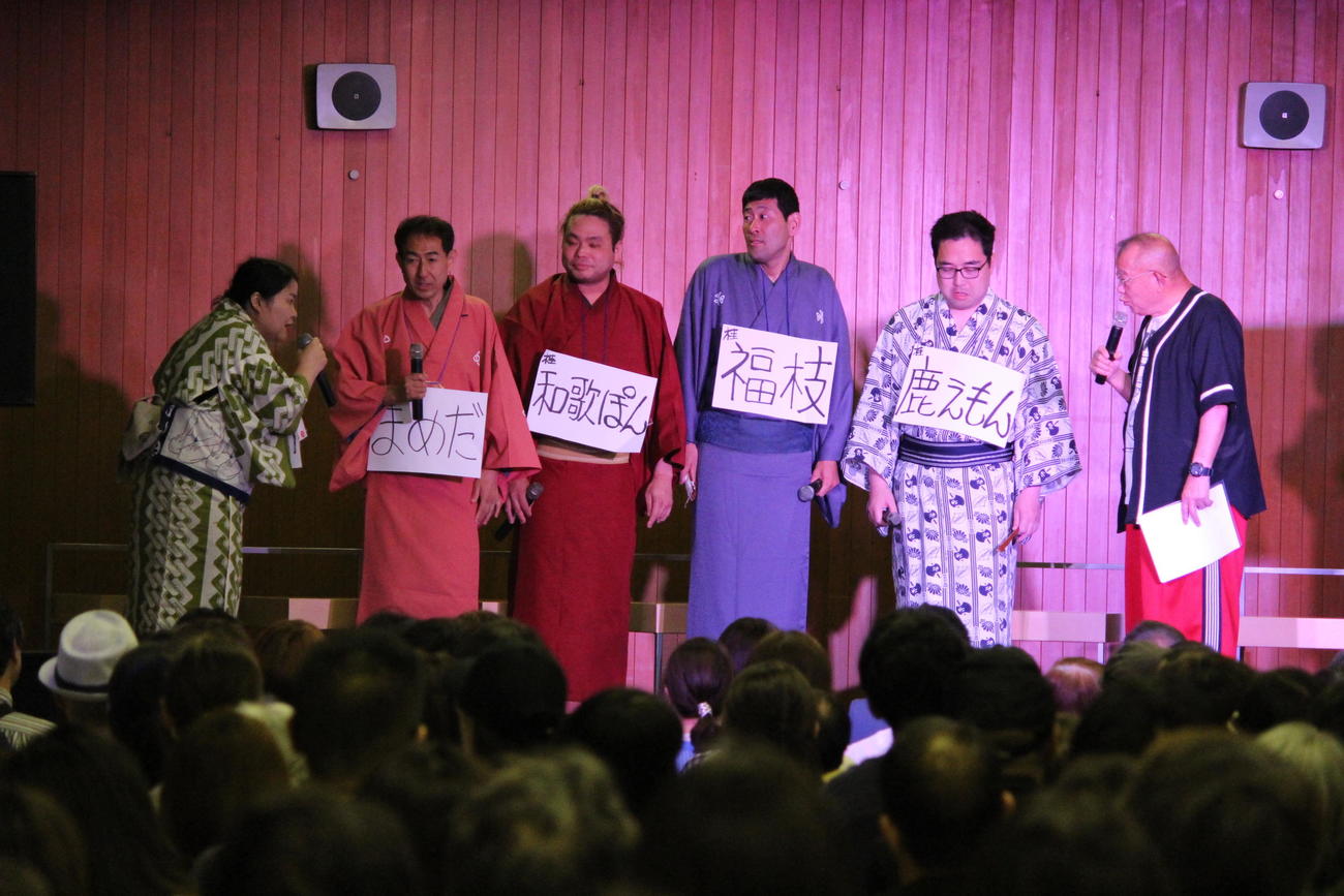 「鶴瓶とおかしな仲間たち」の一場面。左から桂ぽんぽ娘、桂まめだ、桂和歌ぽん、桂福枝、桂鹿えもん、笑福亭鶴瓶