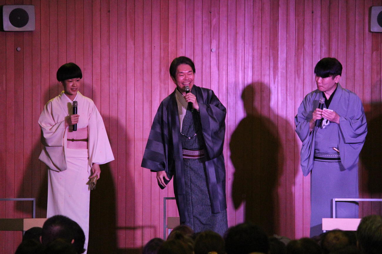 トークショーに出演した（左から）桂二葉、月亭遊方、桂三度