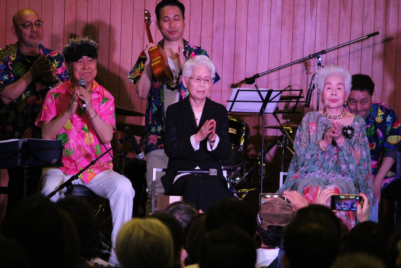 花江（右）と「久しぶり～」と再会を喜んだ元ジョウサンズの日吉川良子さん（中）。左は桂文枝