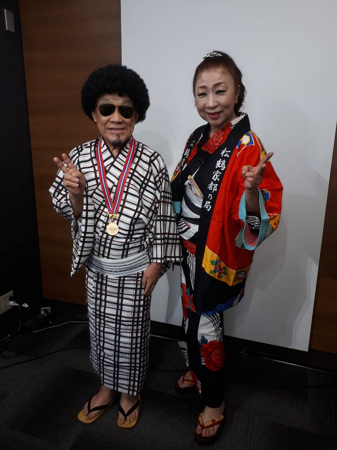 師匠の初代松鶴家千とせ（左）と2代目松鶴家千とせ