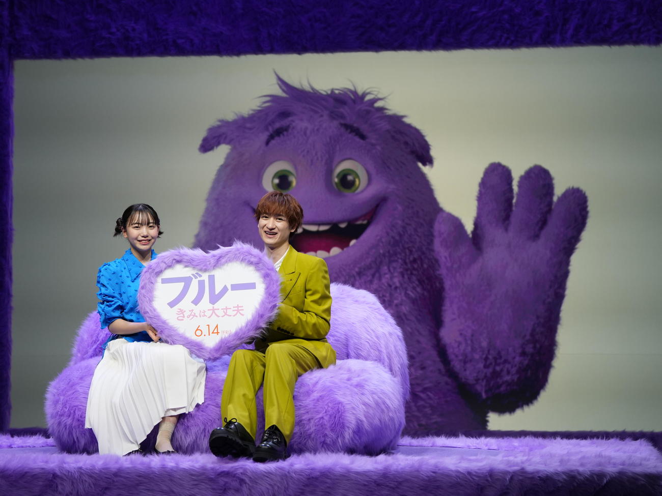 映画「ブルー　きみは大丈夫」もふもふブルー吹替版完成記念イベントに臨む稲垣来泉（左）と宮田俊哉（撮影・小沢裕）