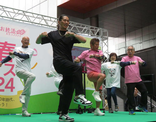 SAM自身考案のシニアダンス生レクチャーも「間違えました」３度やり直し安堵の表情