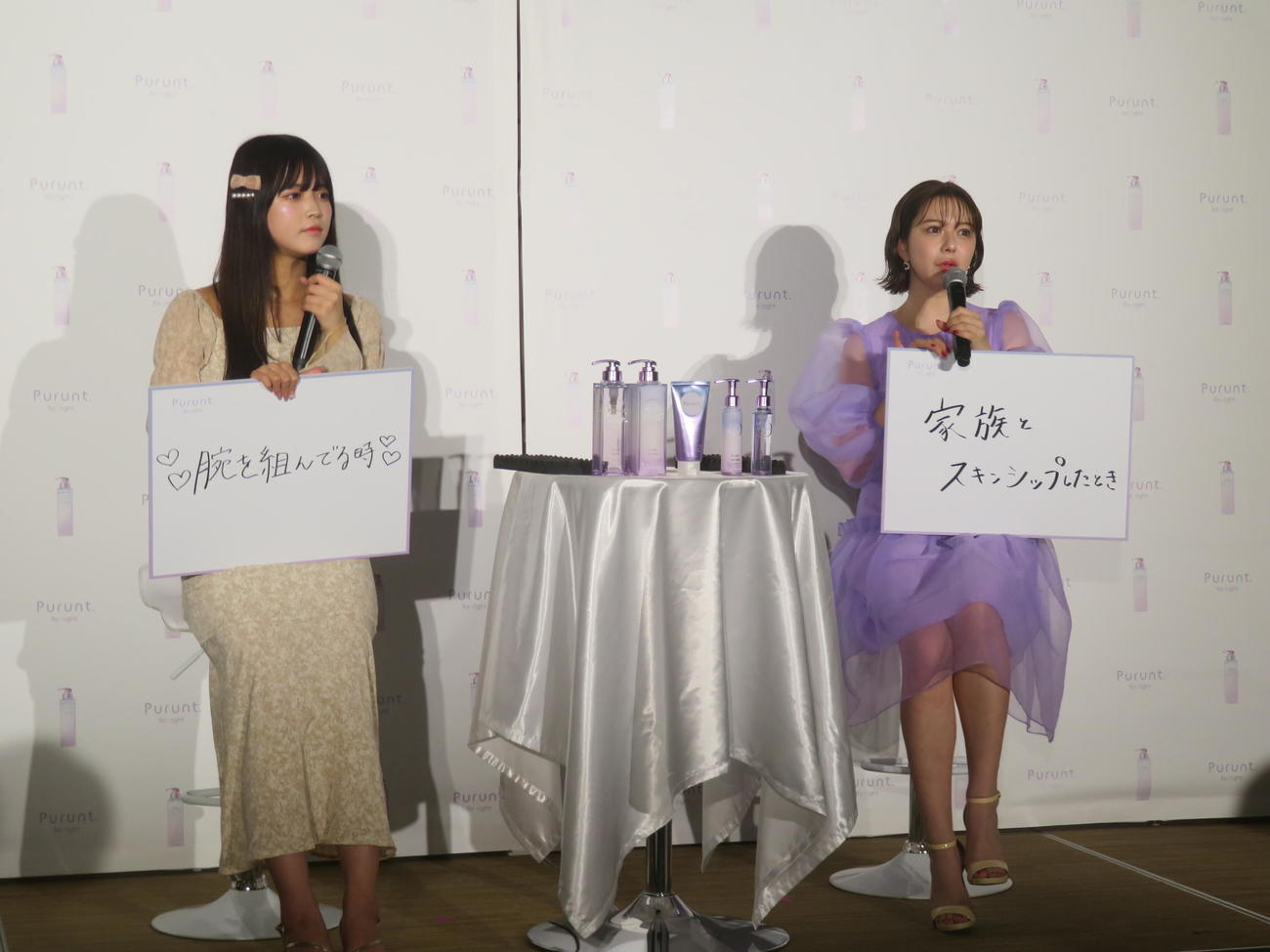 胸キュントークを披露する水上凜巳花（左）と村重杏奈
