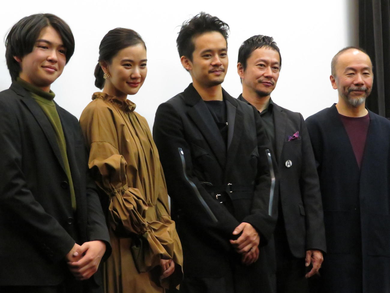 映画「斬（ざん）、」初日舞台あいさつを行った左から前田隆成、蒼井優、主演の池松壮亮、中村達也、塚本晋也監督（2018年11月撮影）