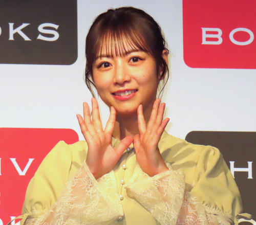 オークス的中の元乃木坂46北野日奈子がスポーツ紙や馬券持つショット公開