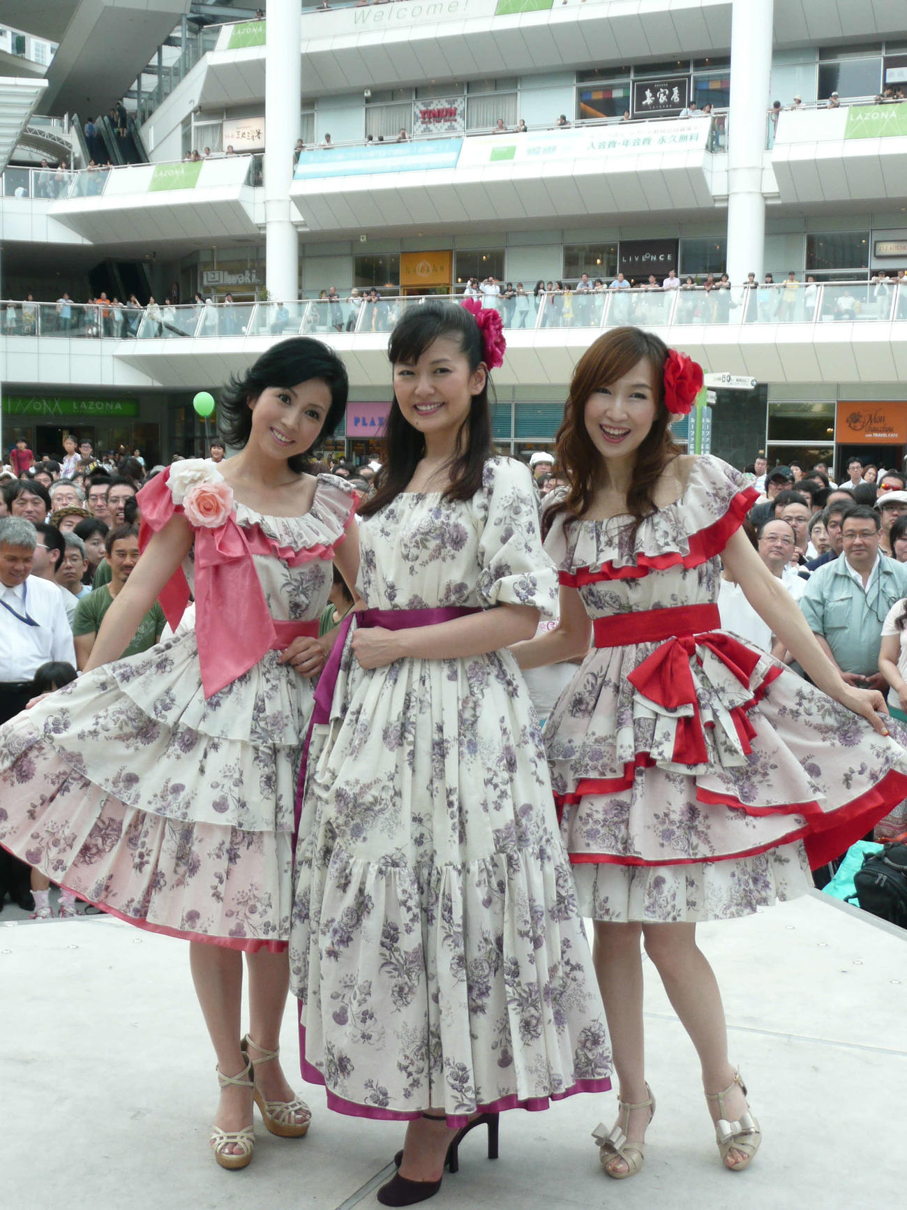 イベントを行ったBlooming Girls。左から西村知美、南野陽子、森口博子（2012年6月撮影）