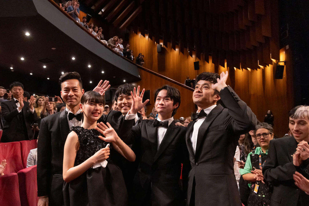 カンヌ映画祭ある視点部門に出品された映画「ぼくのお日さま」公式上映後にスタンディングオベーションに応える、左からハンバートハンバート佐藤良成、中西希亜良、奥山大史監督、EBiDAN NEXT越山敬達、池松壮亮（C）Kazuko Wakayama
