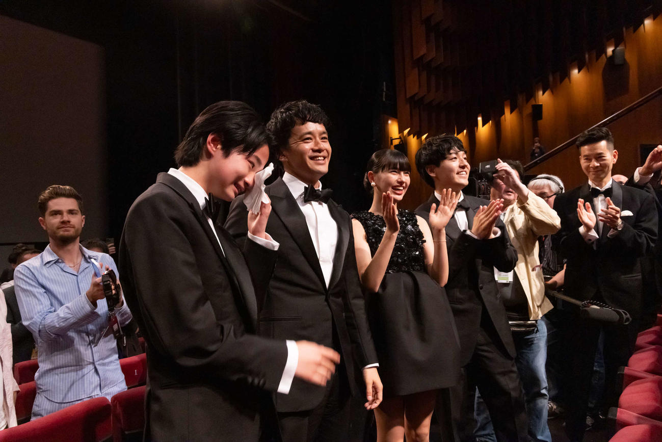 カンヌ映画祭ある視点部門に出品された映画「ぼくのお日さま」公式上映後にスタンディングオベーションを浴び、涙するEBiDAN NEXT越山敬達（左端）と、喜ぶ左から池松壮亮、中西希亜良、奥山大史監督、ハンバートハンバート佐藤良成（C）Kazuko Wakayama