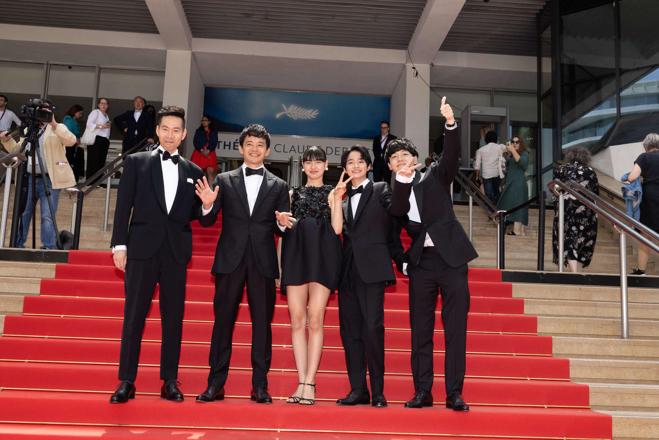 お日さま」公式上映が行われた、ドビュッシー劇場の前に立つ、左からハンバートハンバート佐藤良成、池松壮亮、中西希亜良、EBiDAN NEXT越山敬達、奥山大史監督（C）Kazuko Wakayama