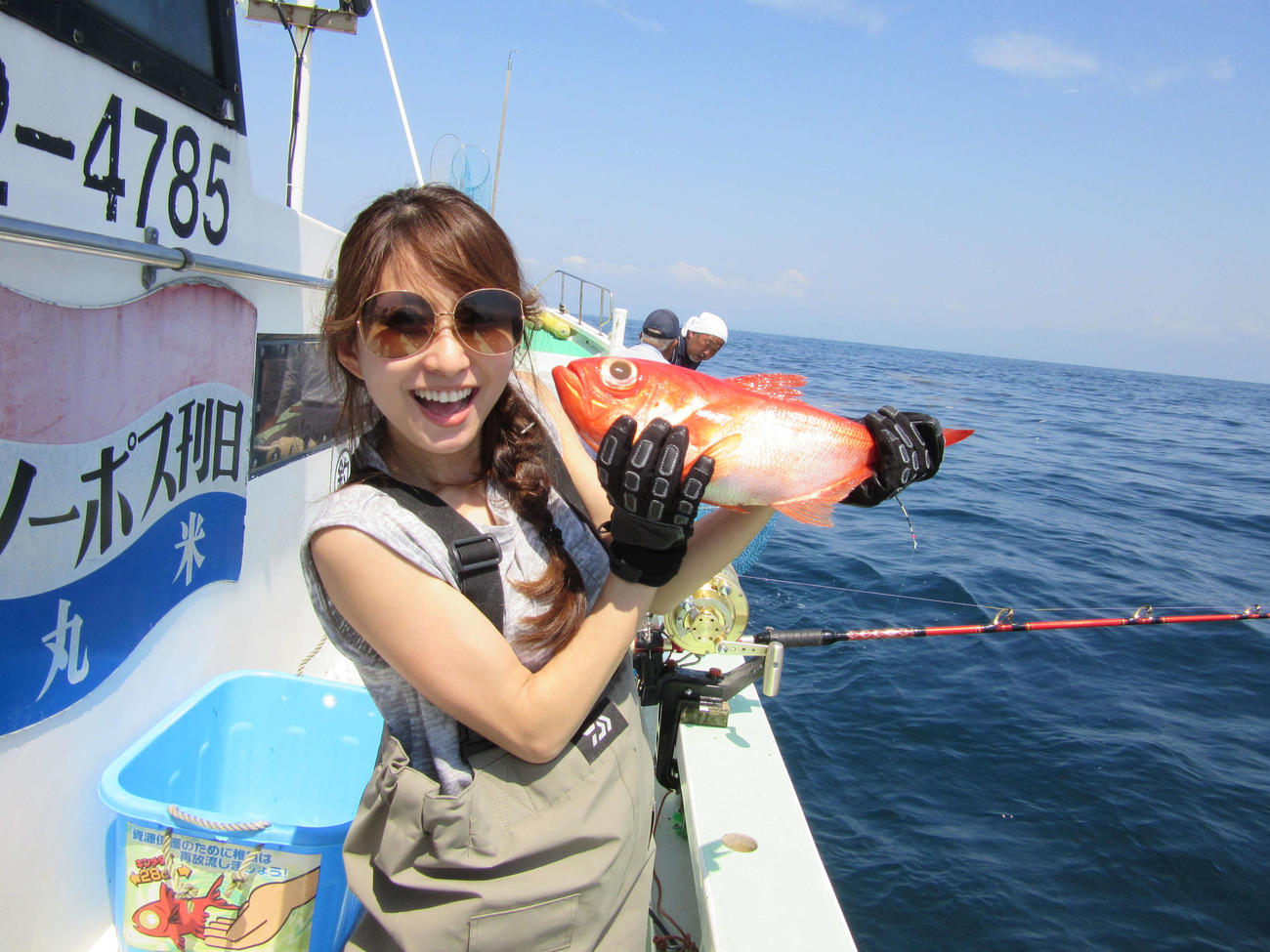 船酔いから目覚めた榎本加奈子さん、釣ったキンメを手に笑顔