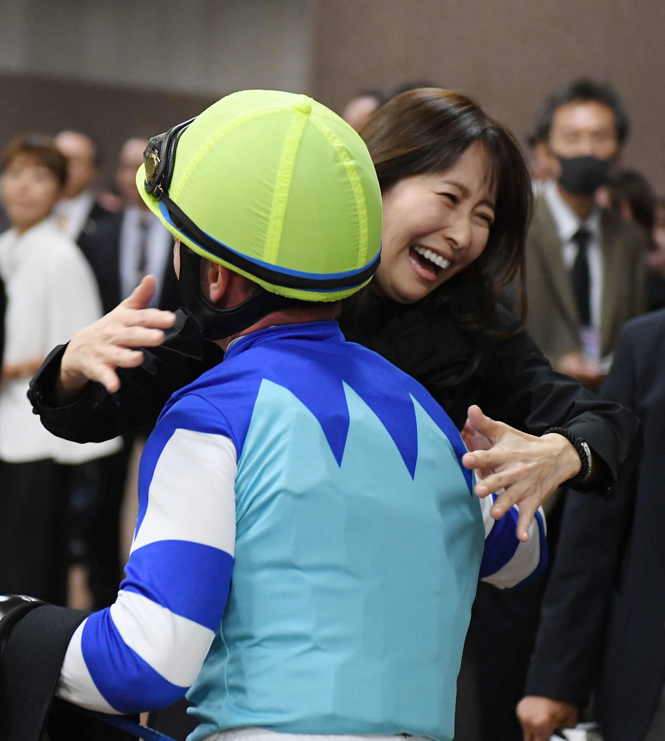 ディヴィーナで府中牝馬Sを制したデムーロ騎手は、佐々木主浩オーナーの加奈子夫人と抱き合う（2023年10月14日撮影）