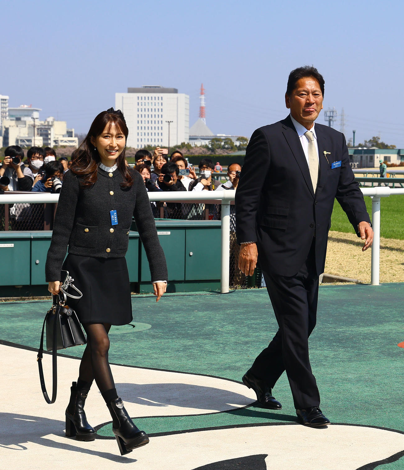 第1回中京競馬第3日　7Rヴィンセドリスで勝利を飾った佐々木主浩氏（右）と妻の榎本加奈子夫人（2024年3月16日撮影）