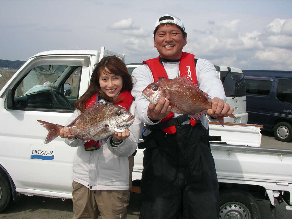 釣り上げた鯛に「私の方が大きい」と!佐々木主浩さんとの記念写真で加奈子夫人（榎本加奈子）はニッコリ