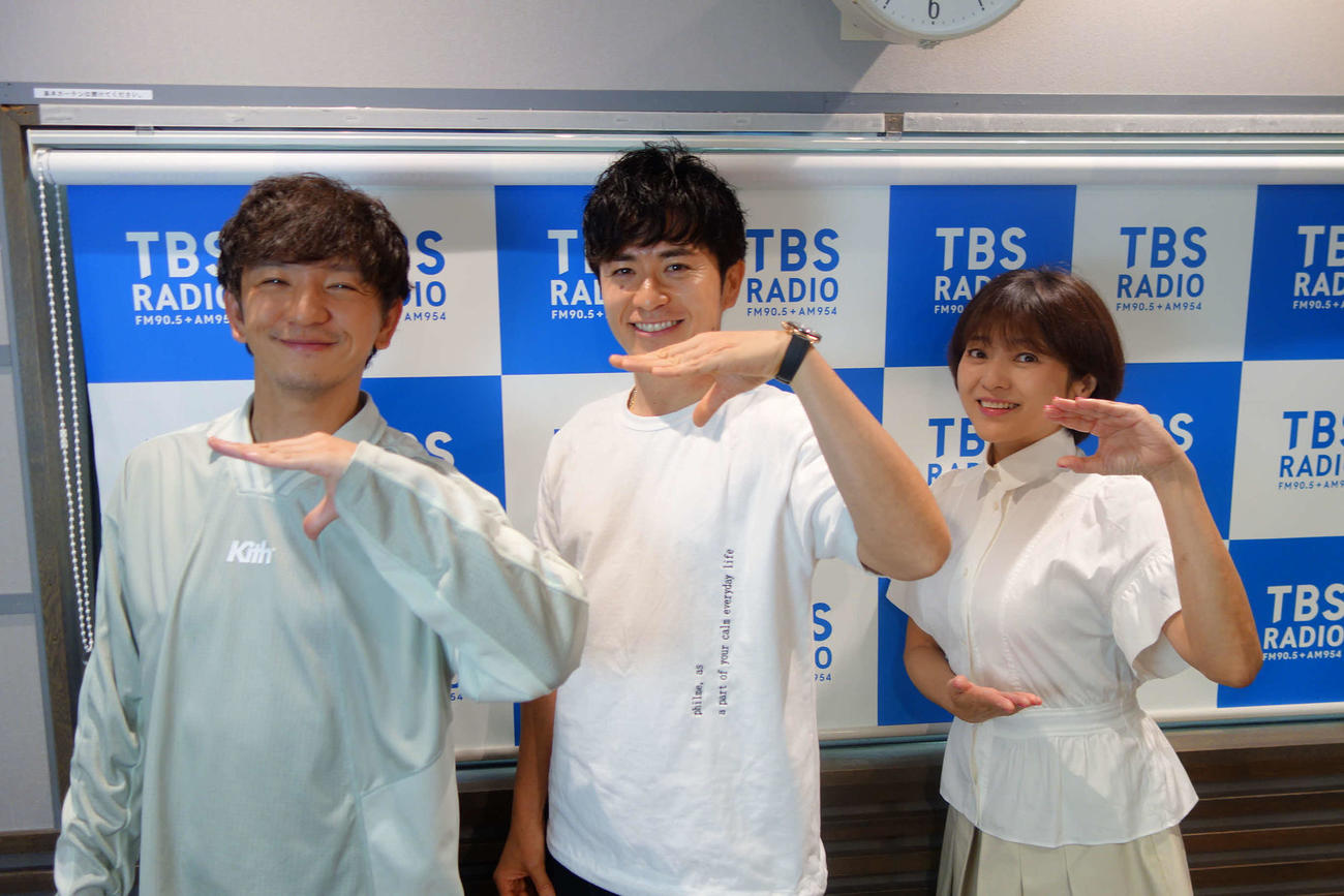 TBSラジオ「パンサー向井の＃ふらっと」で結婚を生報告した藤森慎吾（中央）。左から向井慧、1人おいて、三田寛子