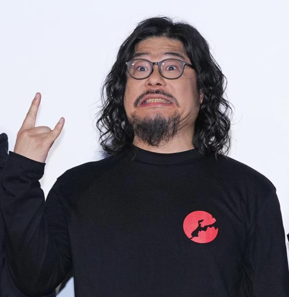 映画「告白　コンフェッション」完成披露試写会のフォトセッションで写真に納まる、左からマキシマム　ザ　ホルモンのマキシマムザ亮君、上
ちゃん、ダイスケはん、ナヲ、生田斗真（撮影・垰建太）