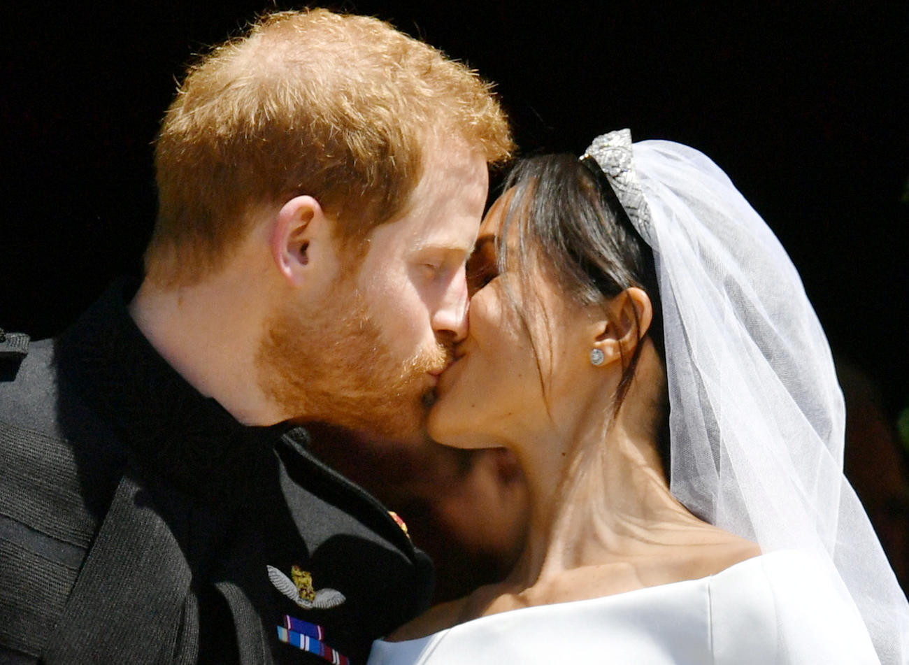 ヘンリー王子とキスするメーガン妃（ロイター）