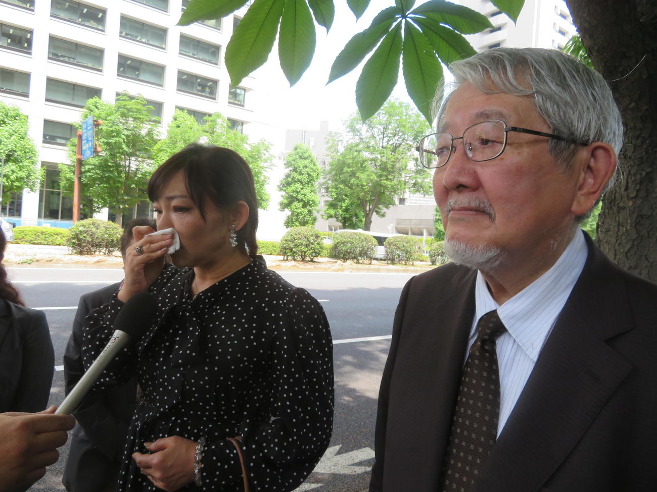 新潮社に対する名誉毀損（きそん）第1回口頭弁論後に取材に応じた三代純歌（左）と喜田村洋一弁護士