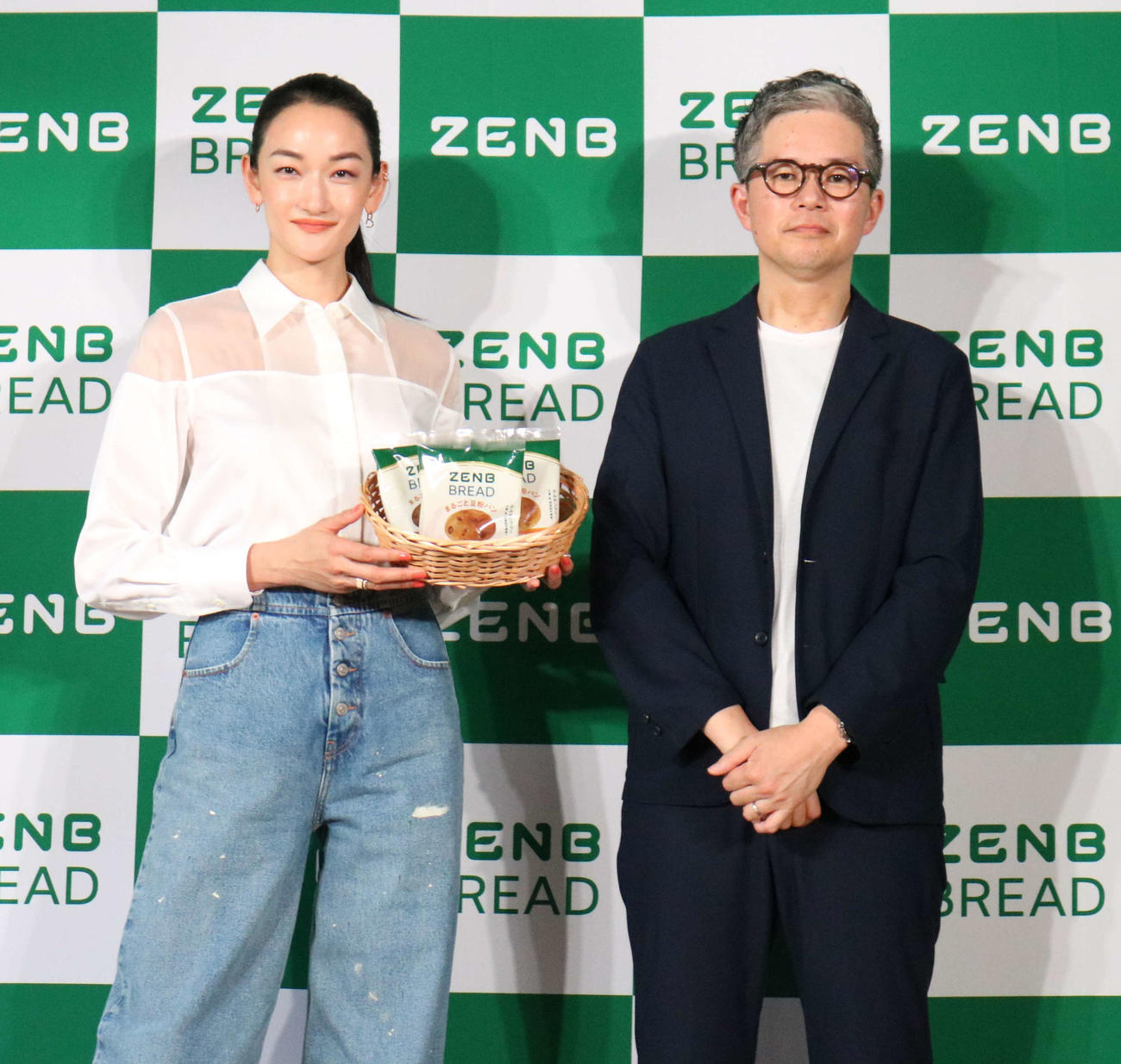 「『ZENB　ブレッド』テレビCM発表会」に出席した冨永愛（左）とZENBマーケティングリーダー佐藤武氏（撮影・水谷京裕）