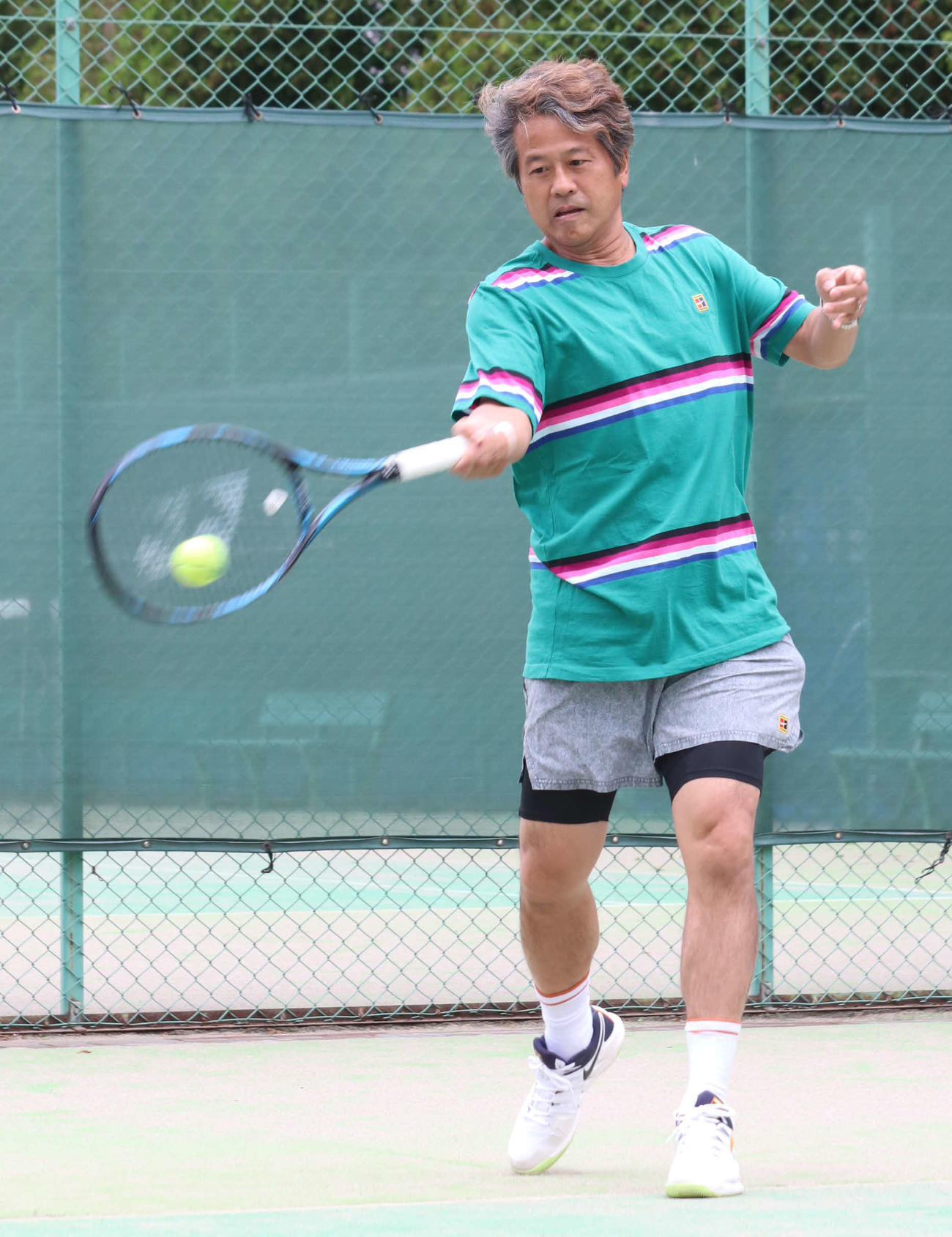 2019年6月15日、スマッシュの手本を見せる辻野隆三氏