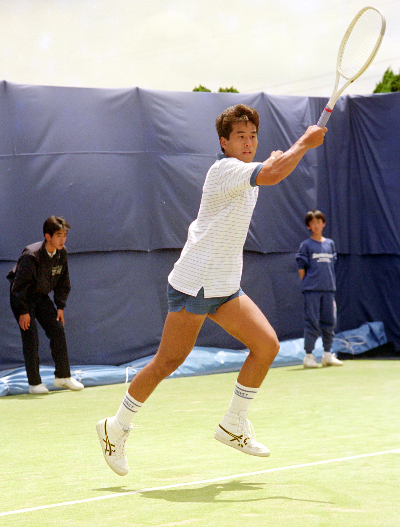1990年5月5日、プレーするプロテニス選手時代の辻野隆三氏