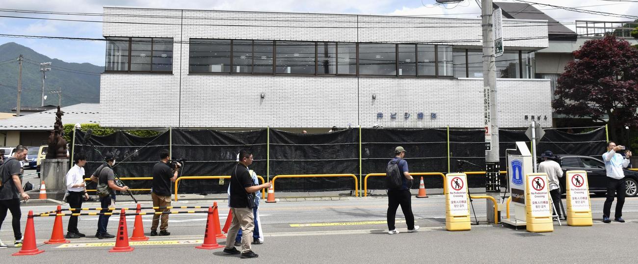 コンビニの前の道路を挟んだ歩道に設置された富士山を見えなくするための黒幕（共同）