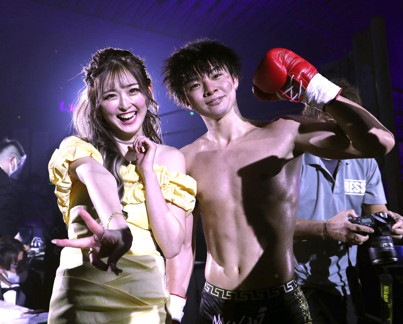 KO勝利を飾った彼氏の玖村将史（右）と喜ぶゆうちゃみ（2022年12月3日撮影）