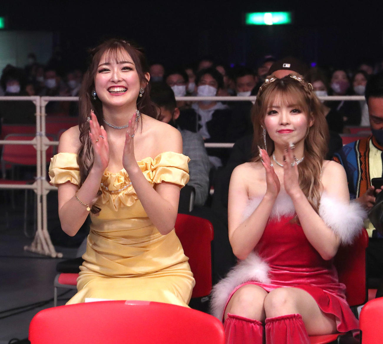 第17試合－56kg契約彼氏の玖村将史のKO勝ちを喜ぶゆうちゃみ（左）。右は妹のゆいちゃみ（2022年12月3日撮影）