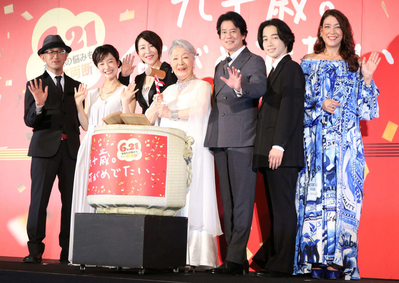 映画「九十歳。何がめでたい」完成披露舞台あいさつに登壇した、左から前田哲監督、藤間爽子、真矢ミキ、草笛光子、唐沢寿明、片岡千之助、LiLiCo（撮影・水谷京裕）