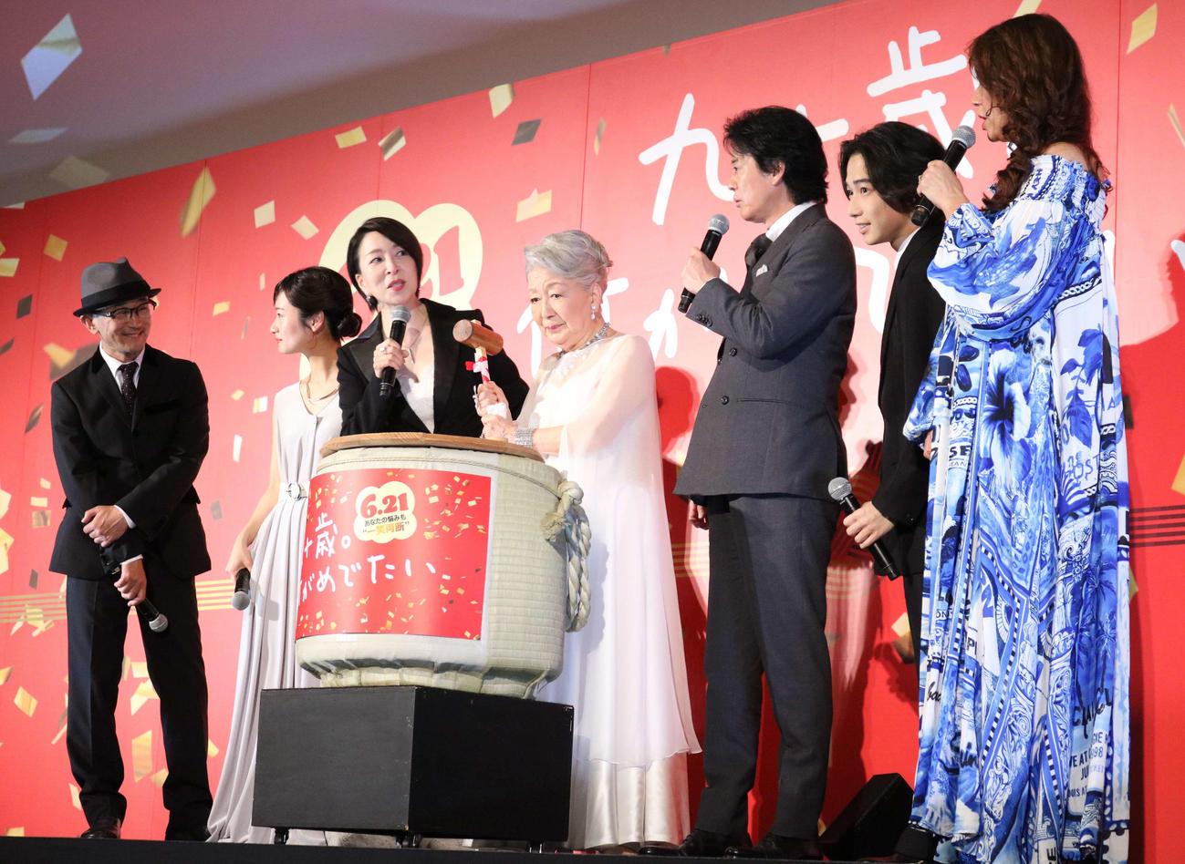 映画「九十歳。何がめでたい」完成披露舞台あいさつでは、映画の完成を祝して鏡開きが行われた。左から前田哲監督、藤間爽子、真矢ミキ、草笛光子、唐沢寿明、片岡千之助、LiLiCo（撮影・水谷京裕）