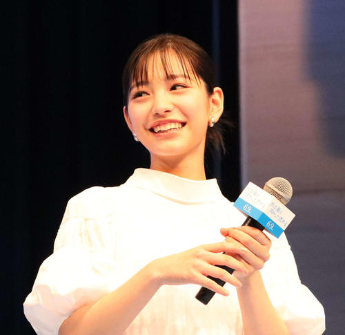 沖縄出身17歳美少女俳優、ジブリパークでカオナシとのツーショ披露「お土産コーナーは宝の山」