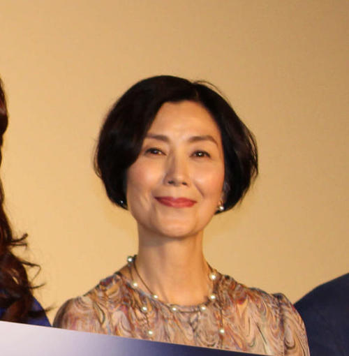 62歳手塚理美、トレードマークの黒髪からグレーヘアにイメージチェンジ「遊んでみようかな」