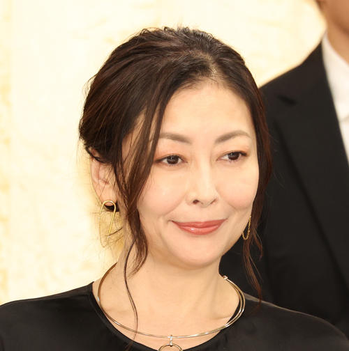 54歳中山美穂、ダブルピースはじける笑顔に「やっぱり女神だ！可愛い」「笑顔はなまる」