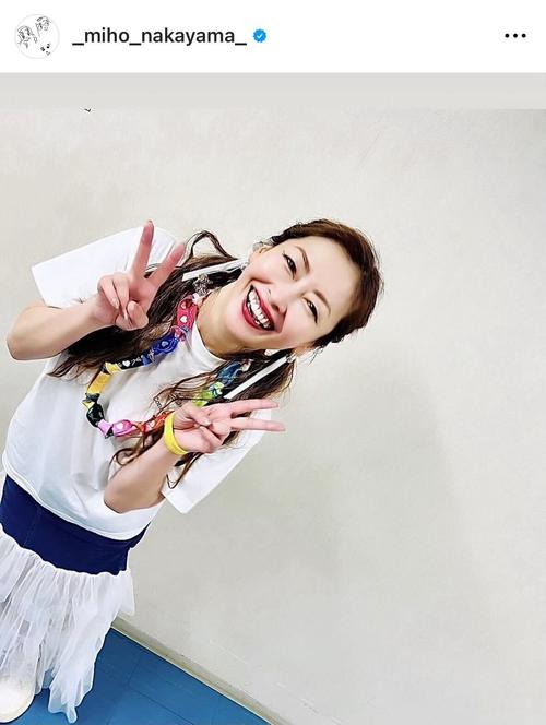 54歳中山美穂、ダブルピースはじける笑顔に「やっぱり女神だ！可愛い