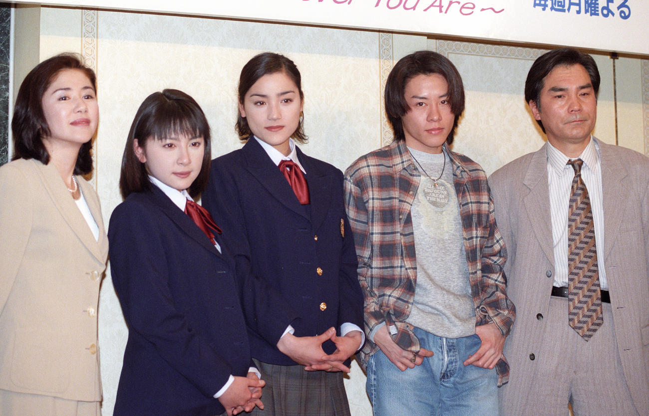 97年3月、ドラマ「ふたり」の制作発表会見で。左から田中好子さん、奥菜恵、一色紗英、河村隆一、蟹江敬三さん