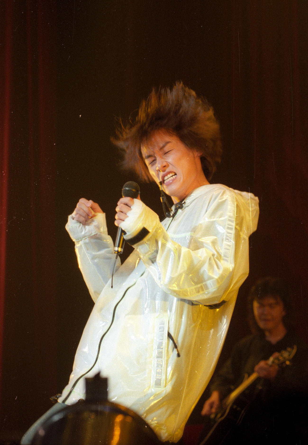 97年、ソロコンサートで熱唱する河村隆一