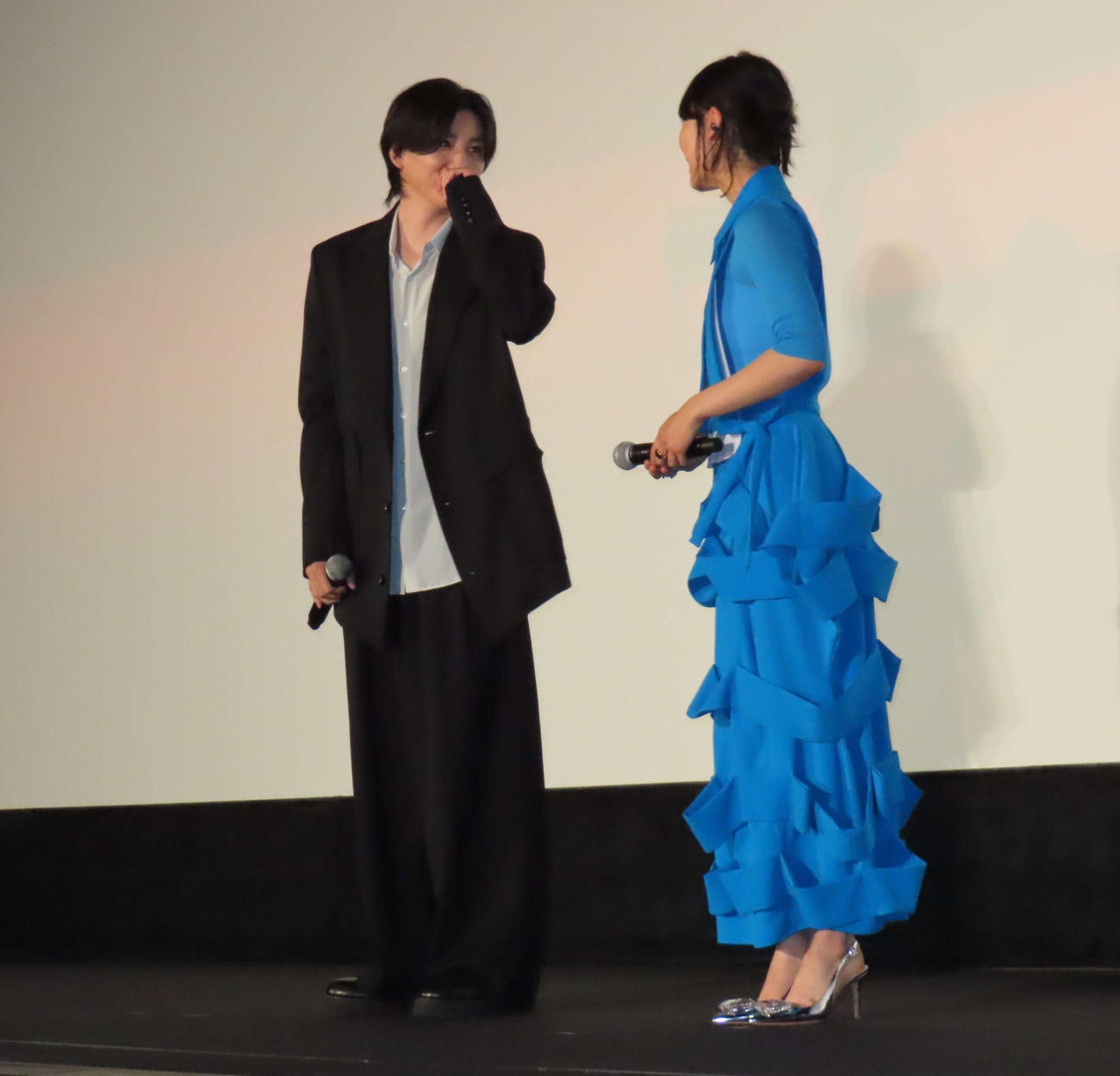 主演映画「言えない秘密」完成披露試写会に出席した京本大我（左）は古川琴音と談笑する