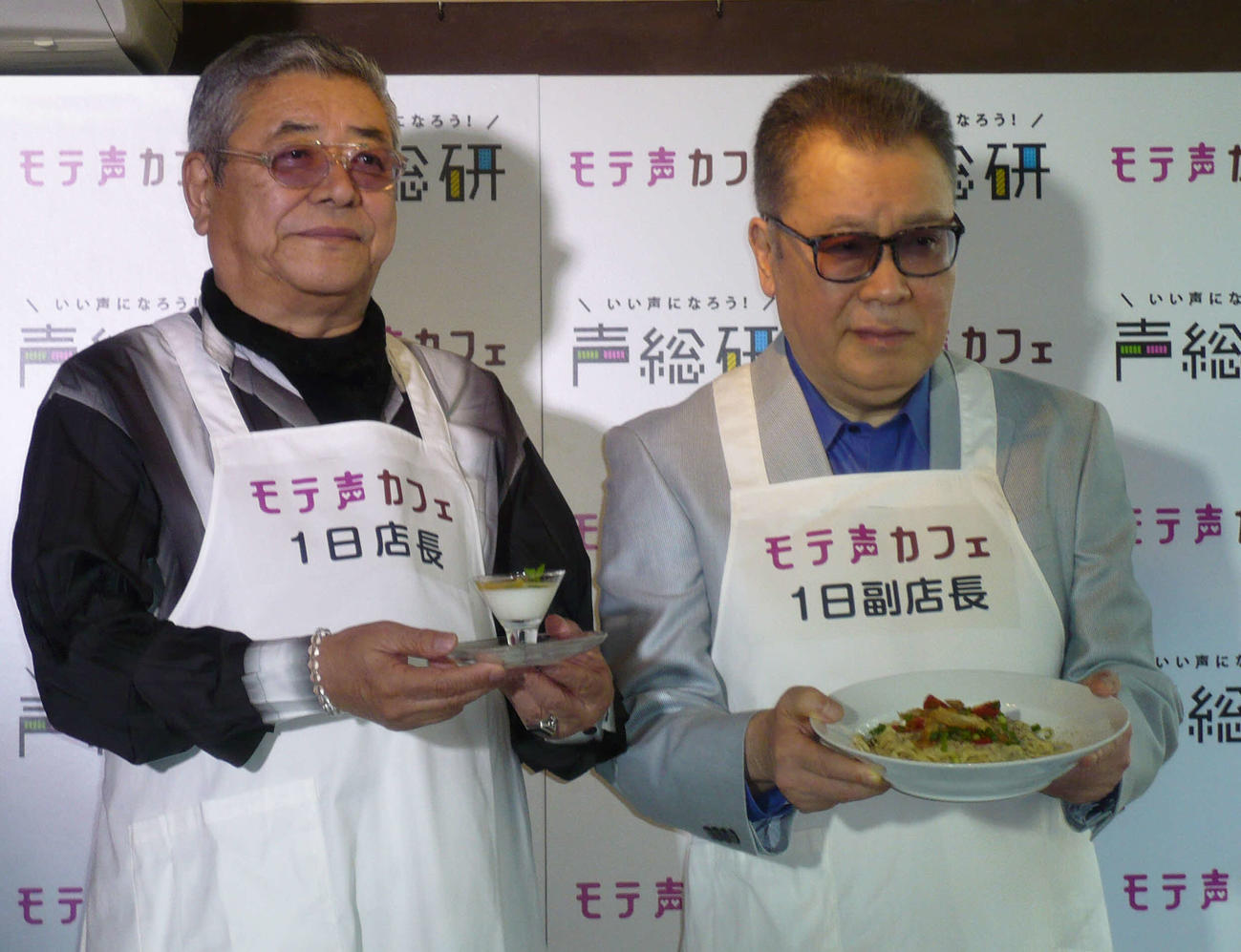 モテ声カフェのオープンイベントに出席した中尾彬さん（左）と江守徹（2011年5月撮影）