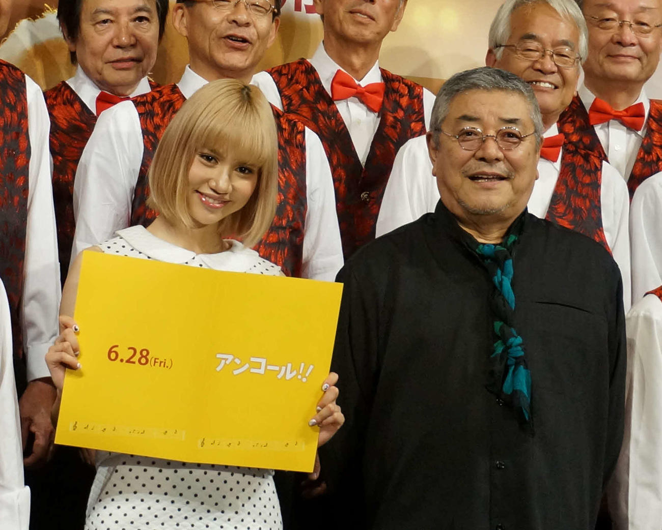 合唱団と映画「アンコール！！」をPRする水沢アリー（左）と中尾彬さん（2013年撮影）