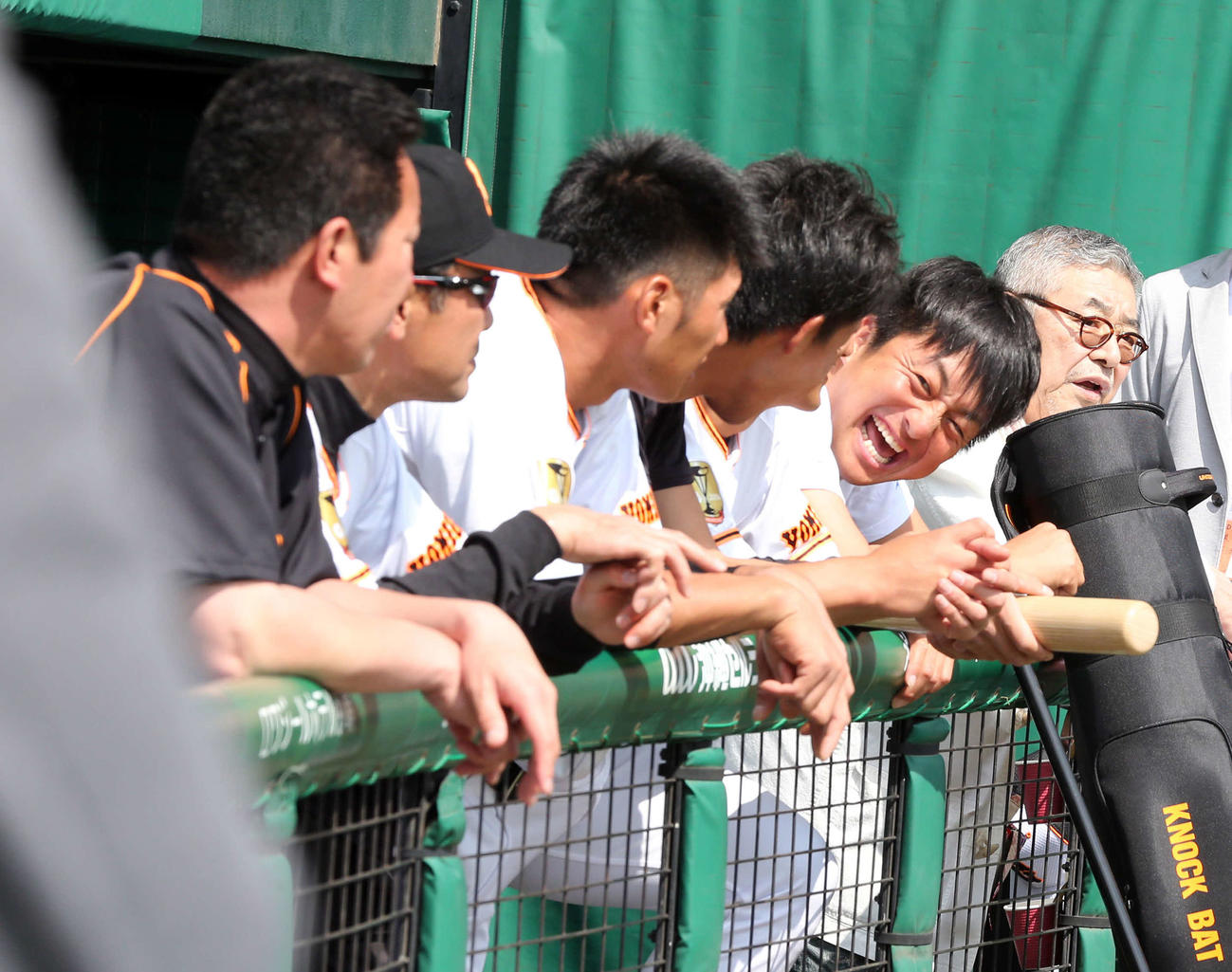 オープン戦巨人対広島の試合前、ベンチにたたずむ中尾彬さん（右端）（2015年2月撮影）