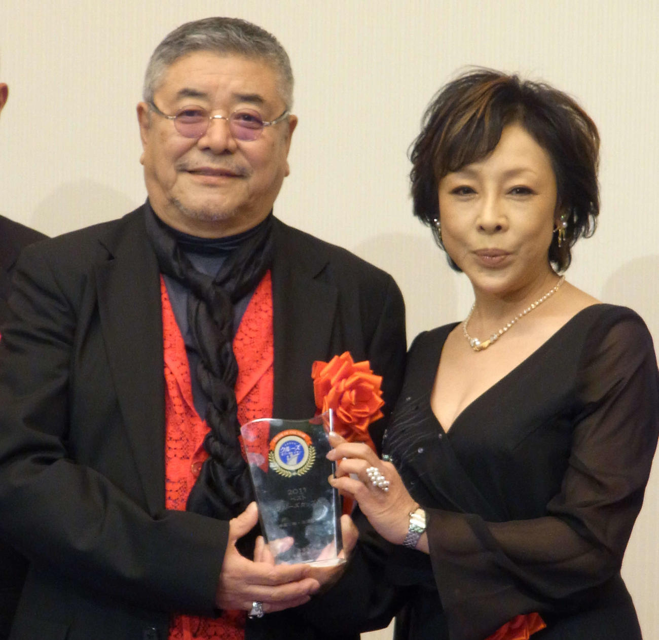 ベスト・クルーズカップルに選ばれた中尾彬さん・池波志乃夫妻（2011年12月撮影）