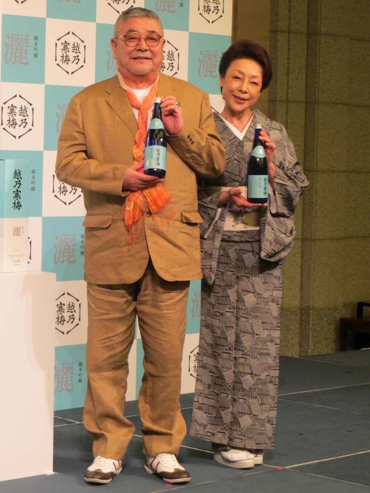 日本酒のイベントに出席した中尾彬さん（左）と池波志乃（2016年6月撮影）