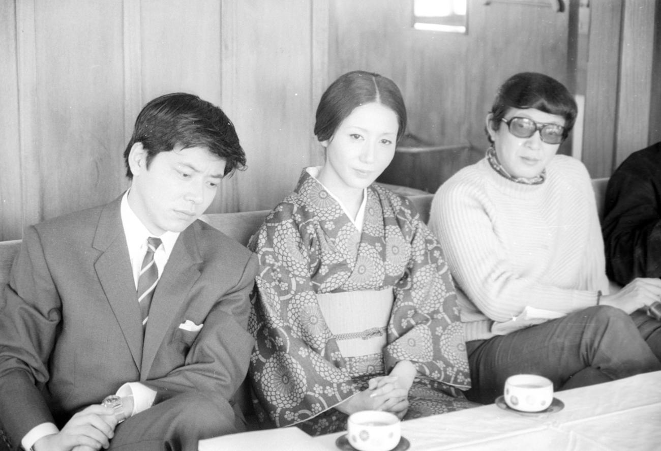 松竹「内海の輪」ヒロイン美奈子役の岩下志麻（中央）と不倫関係の相手役、中尾彬さん（左）