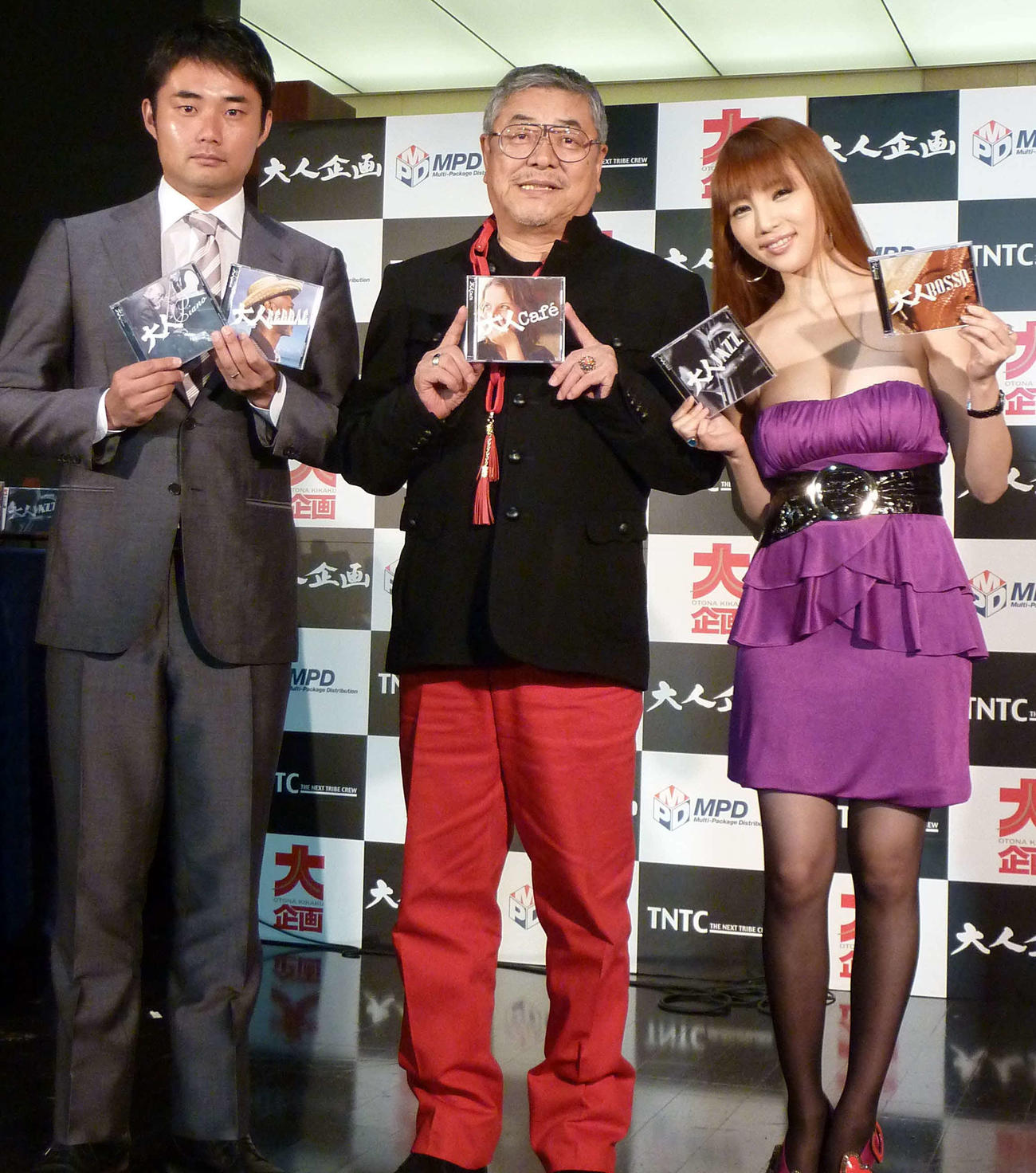 大人企画PRイベントに出席した左から杉村太蔵氏、中尾彬さん、森下悠里