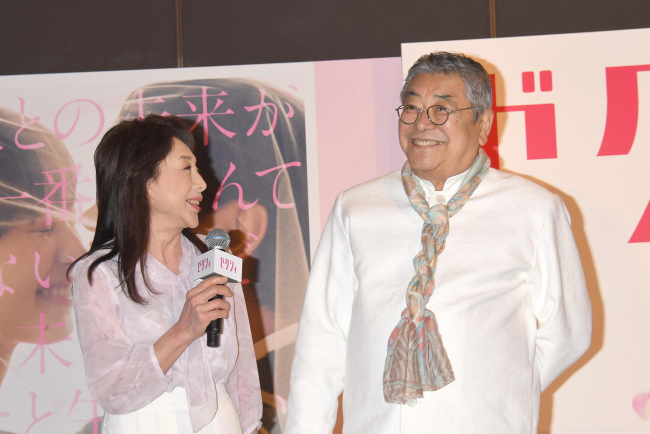 ゼクシィの新CM発表会にゲスト出演した中尾彬さん（右）と池波志乃夫妻（2018年4月撮影）