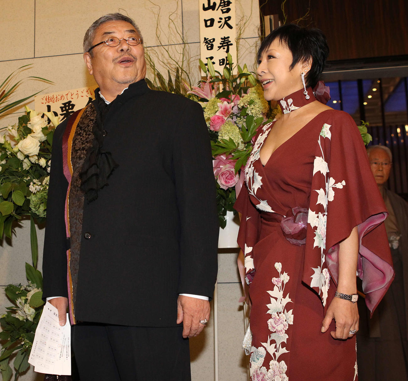 市川海老蔵・小林麻央結婚披露宴に出席する中尾彬さん、池波志乃夫妻（2010年7月撮影）
