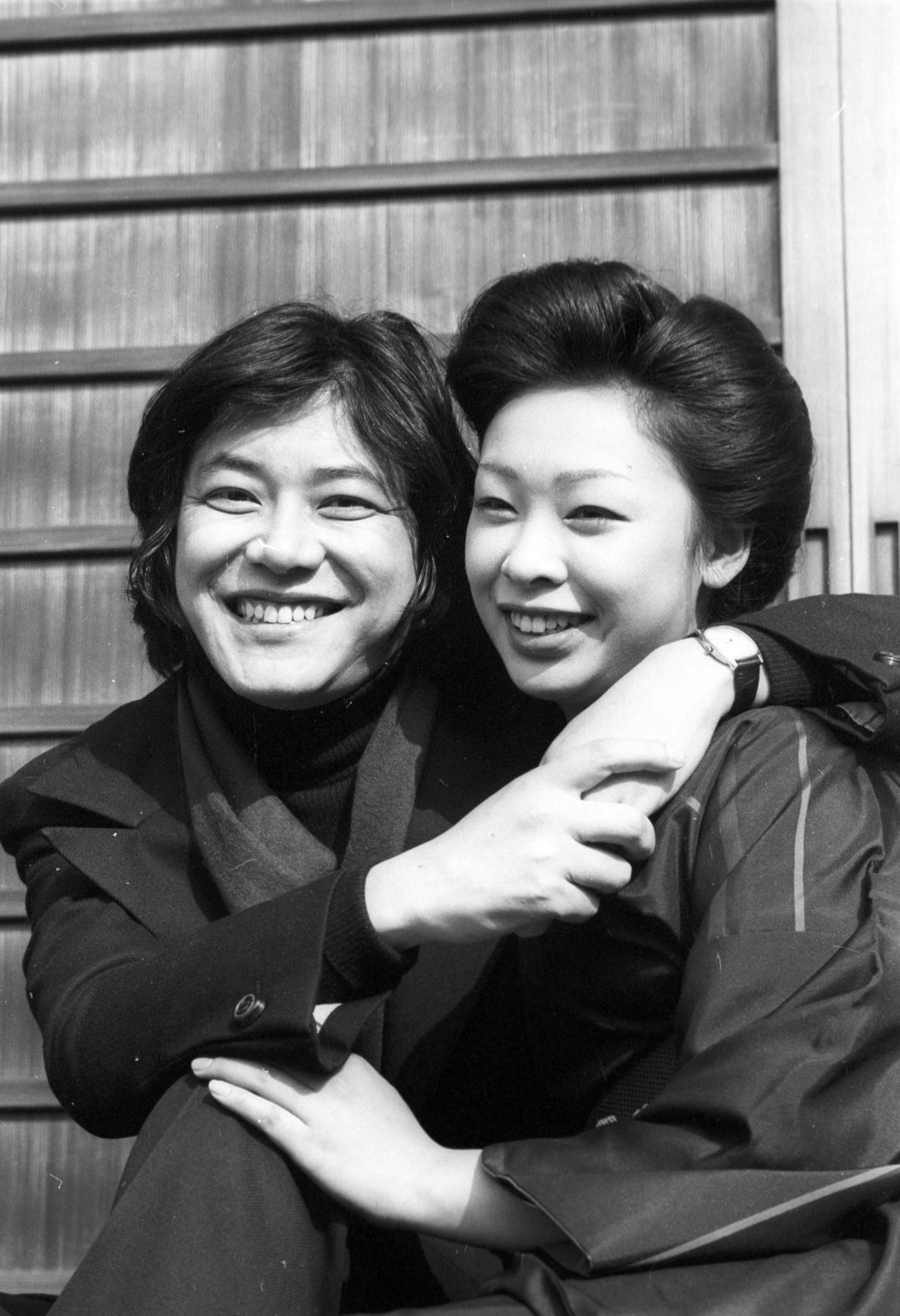 会見でお熱いところを見せる中尾彬さん（左）と池波志乃