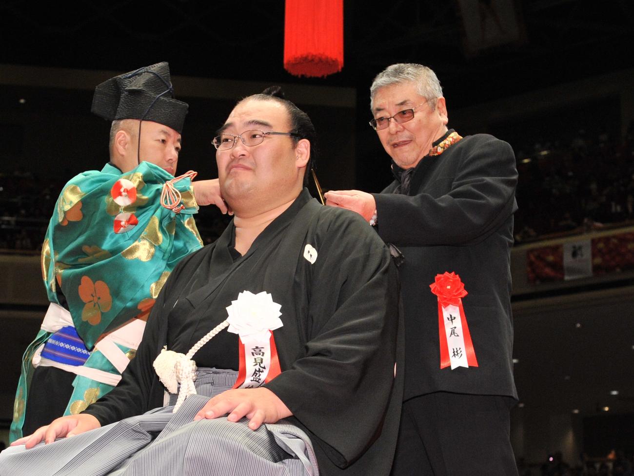 元高見盛の振分親方の髪にハサミを入れる中尾彬さん（2013年10月撮影）
