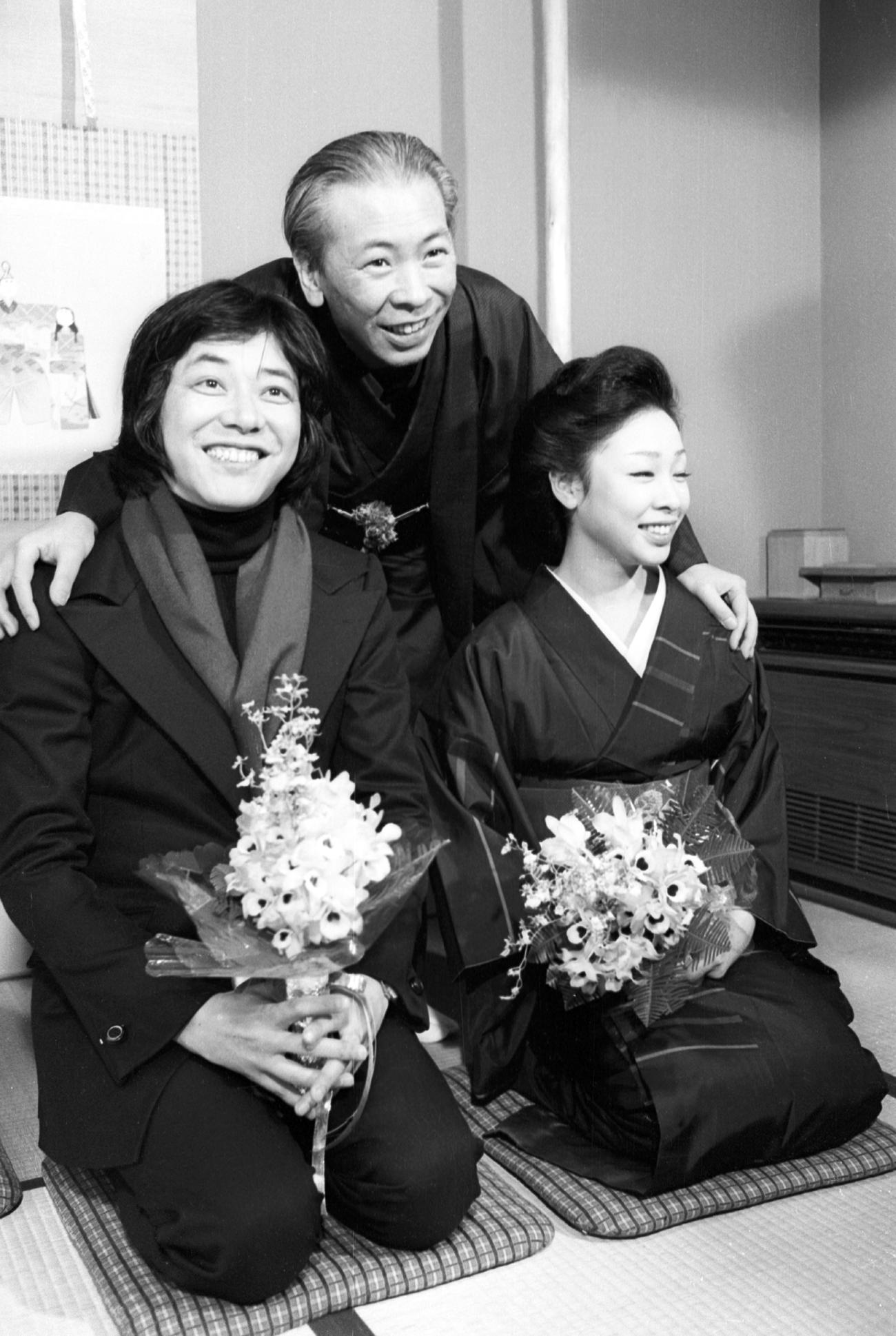 金原亭馬生（奥）宅を訪問した中尾彬さん（左）と池波志乃（1978年3月撮影）