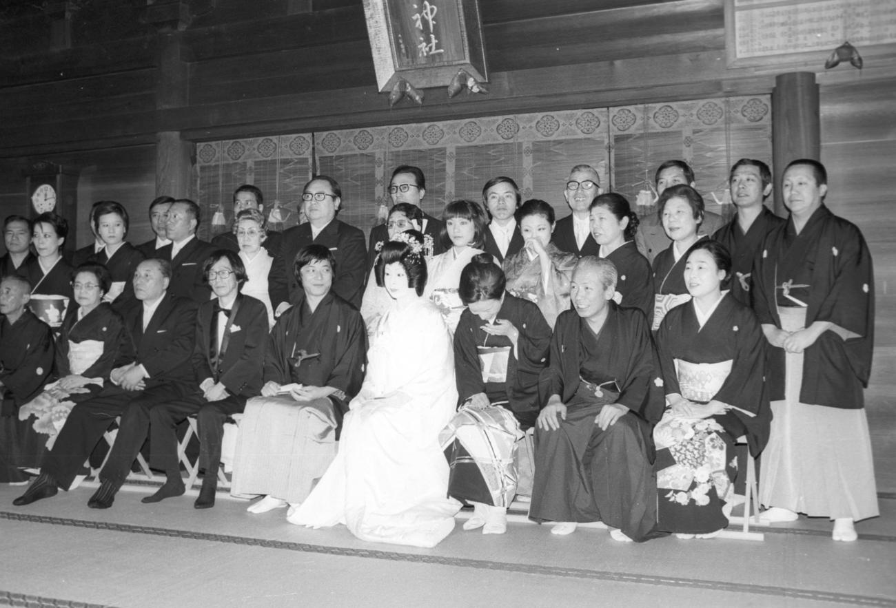 作家・結城昌治氏夫妻の媒酌で結婚式を挙げた中尾彬さんと池波志乃、前列右は池波の両親の10代目金原亭馬生夫妻（1978年3月14日）