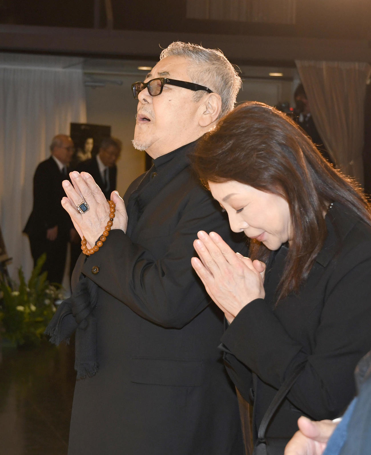 市原悦子さん告別式で、冥福を祈る中尾彬さん（左）池波志乃夫妻（2019年1月撮影）